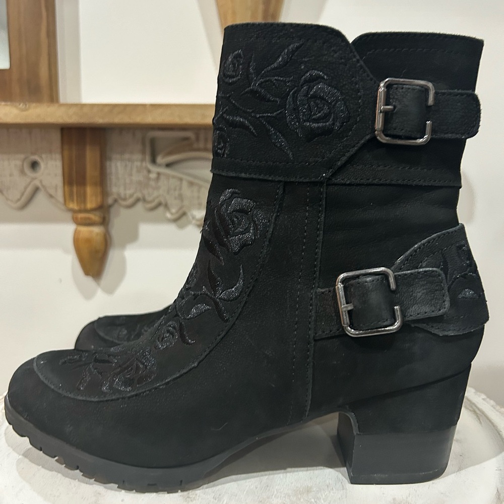 Jambu Lola Black Suede Boots Embroidered With Romantic Rose Accents Size 7